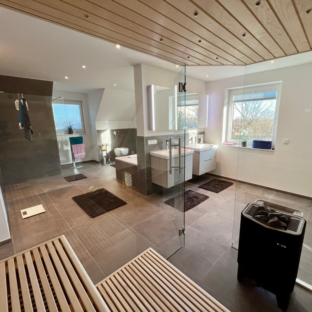 Badezimmer mit Whirlpool und Sauna